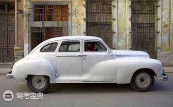 高速行车遇到爆胎,教你正确处理方法