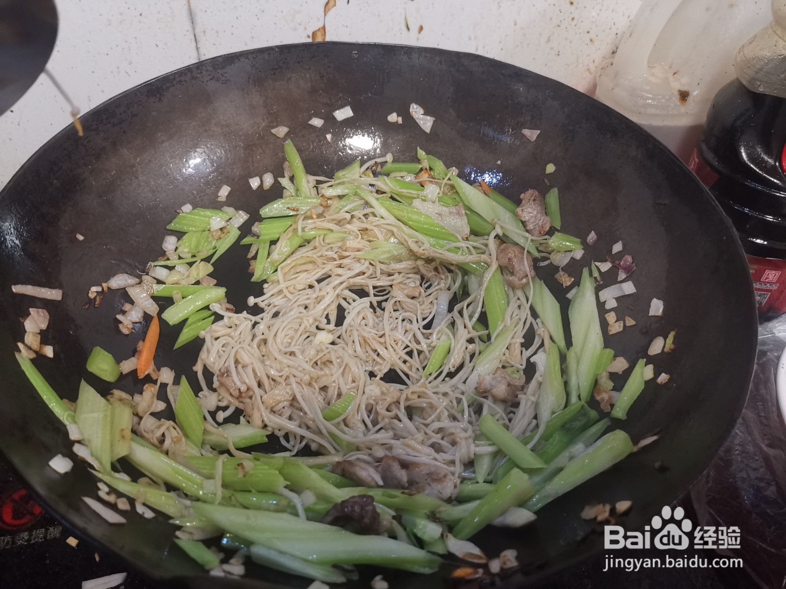 芹菜肉片炒金针菇的做法