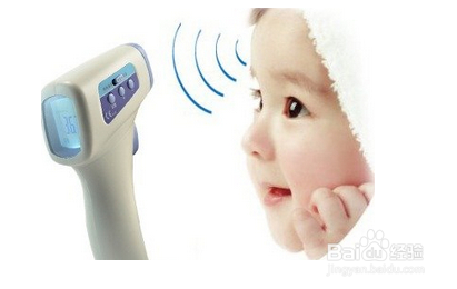 小孩晚上突然发高烧无法及时就医时该怎么办？