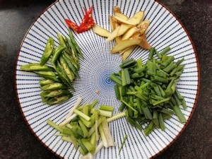 怎么做腐竹焖鸡的攻略/步骤