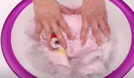 衣服上有黄的一块要怎么洗掉啊