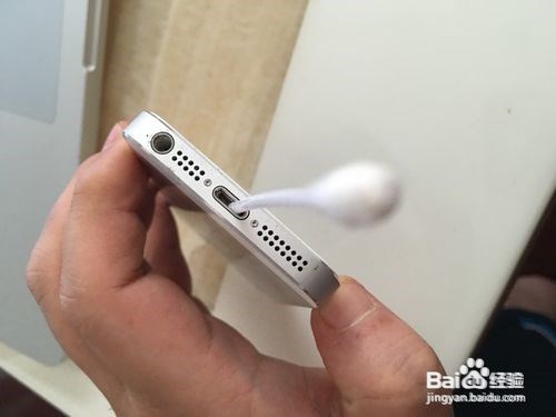 简单清理手机死角的灰尘