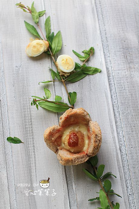 鱼子酱脆皮鹌鹑蛋吐司花杯