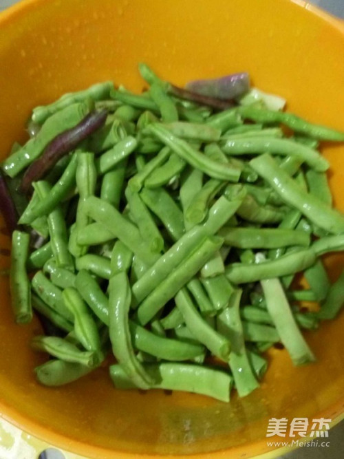 2 摘成一寸一段的洗干净 3 冷水放入棒豆 4 中大火煮十五分钟左右.