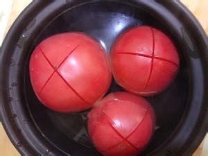 食补佳品砂锅番茄焖鱼的做法