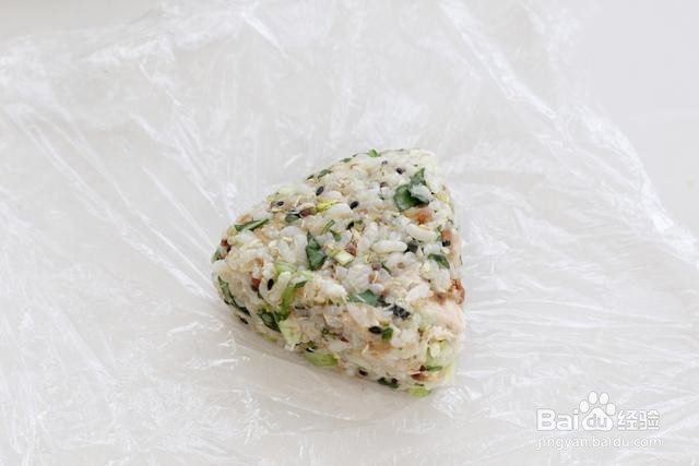 怎么做藜麦金枪鱼芝士烤饭团