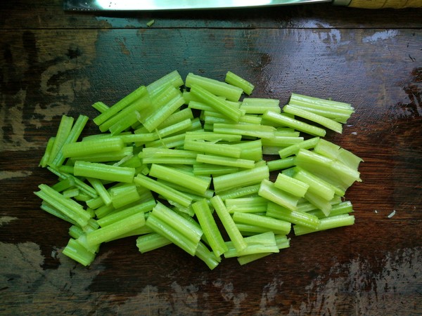 芹菜炒肉的做法是什么