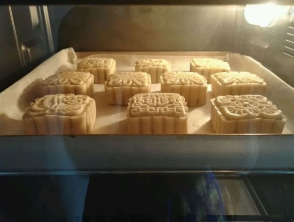 传统广式蛋黄月饼