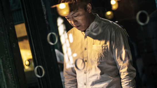 我看人很准的 你眼睛里没有那种东西 看见过杀人犯的眼睛吗 这是什么电影里的