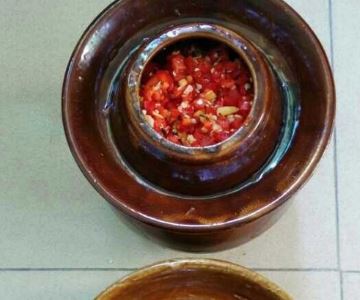 剁椒鱼头里面用的剁椒是怎么做的