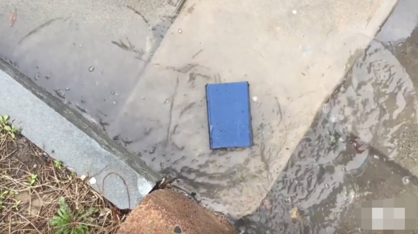 书本被水弄湿了，变得皱皱的，要怎么样恢复原状