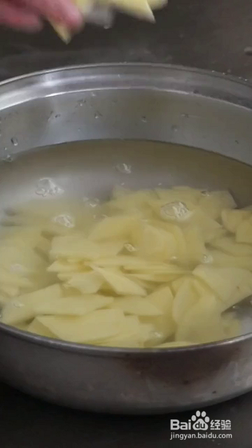 如何制作好吃的香辣土豆片？