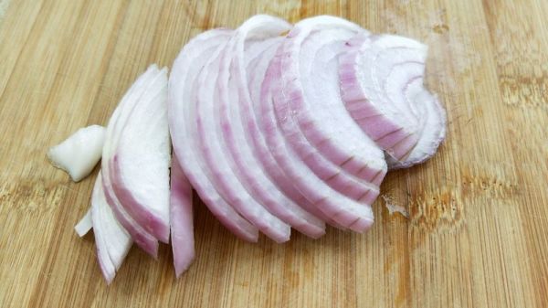 蟹味菇炒洋葱#在“家”打造ins风美食#