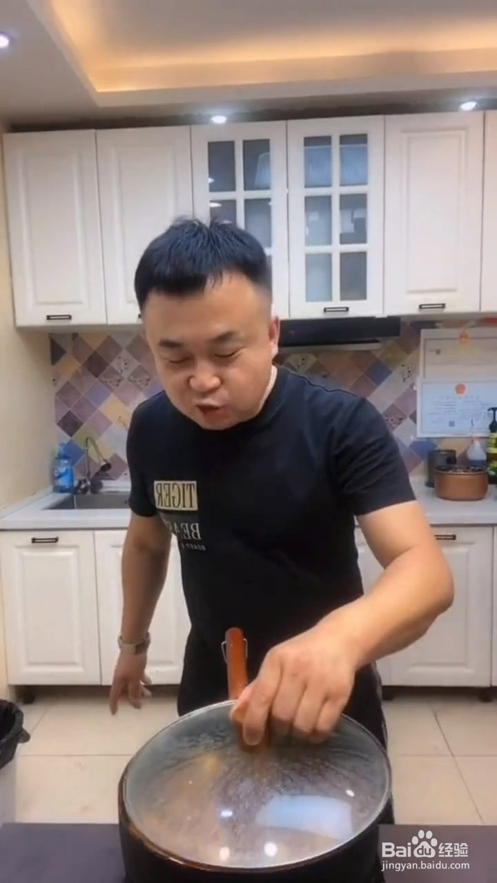 如何自制美味好吃的香辣鹌鹑蛋炖五花肉
