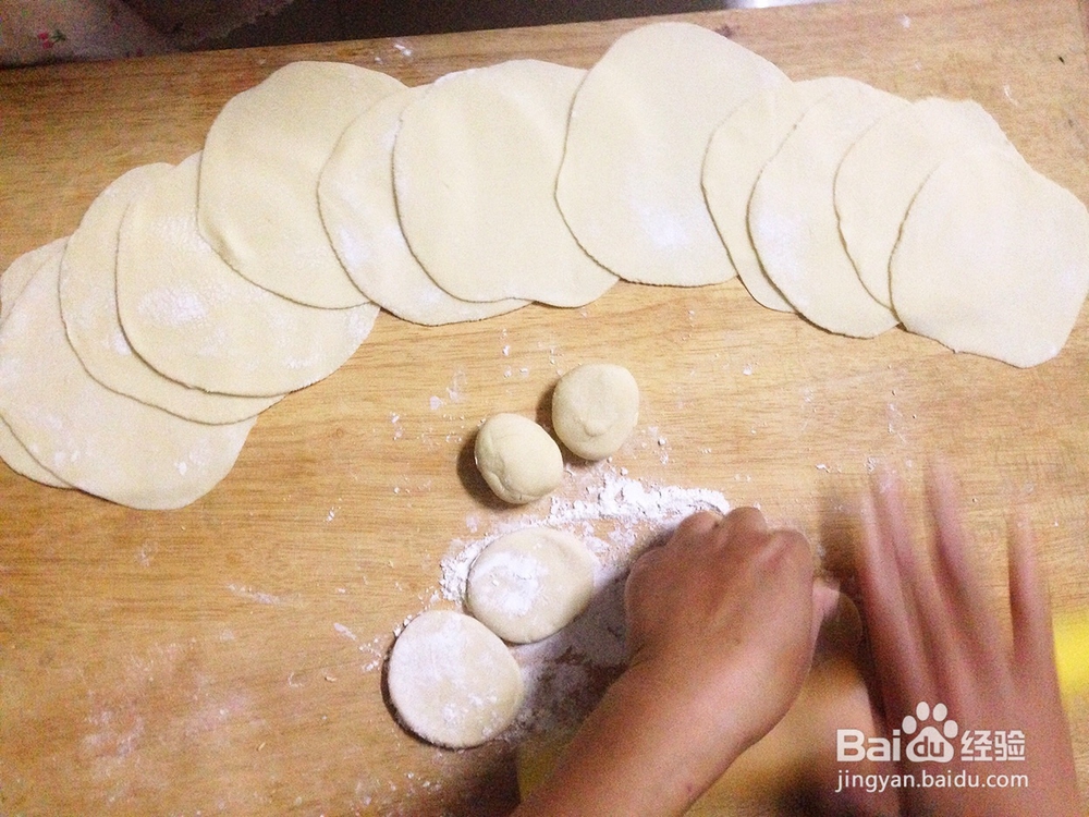 美味的韭菜鸡蛋虾皮盒子