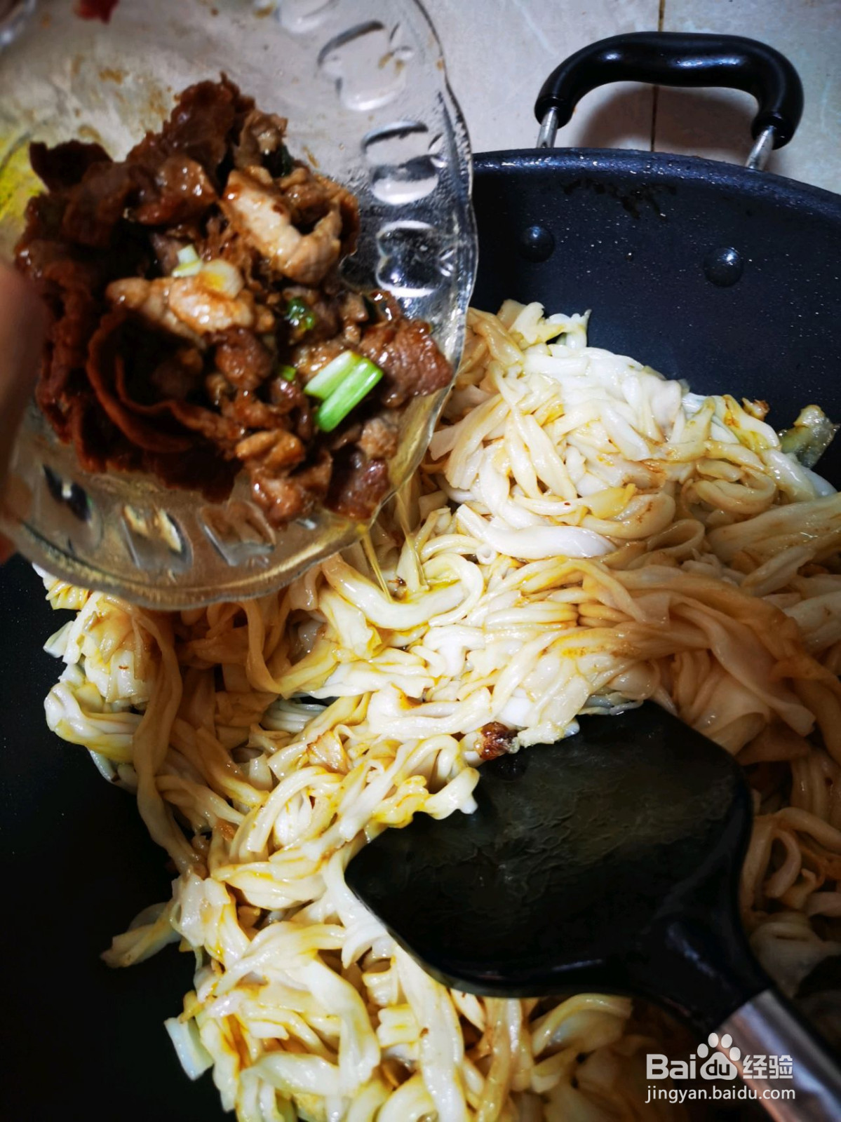 生菜瘦肉炒河粉。的做法