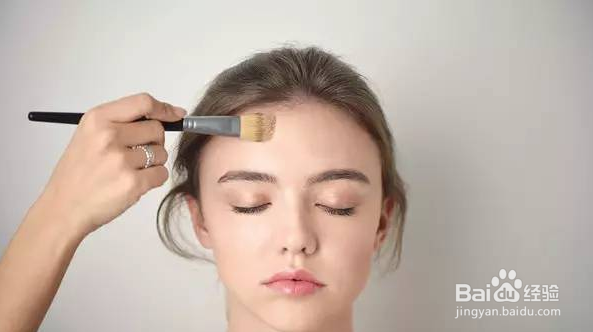 粉底液正确的涂抹方法