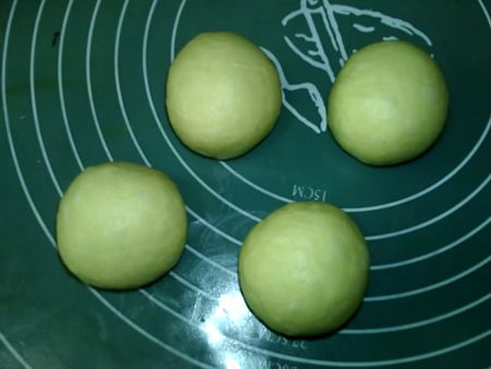 豆沙毛毛虫面包