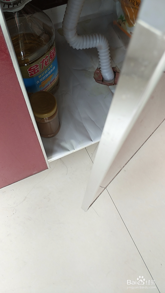 橱柜底板怎么开排水孔