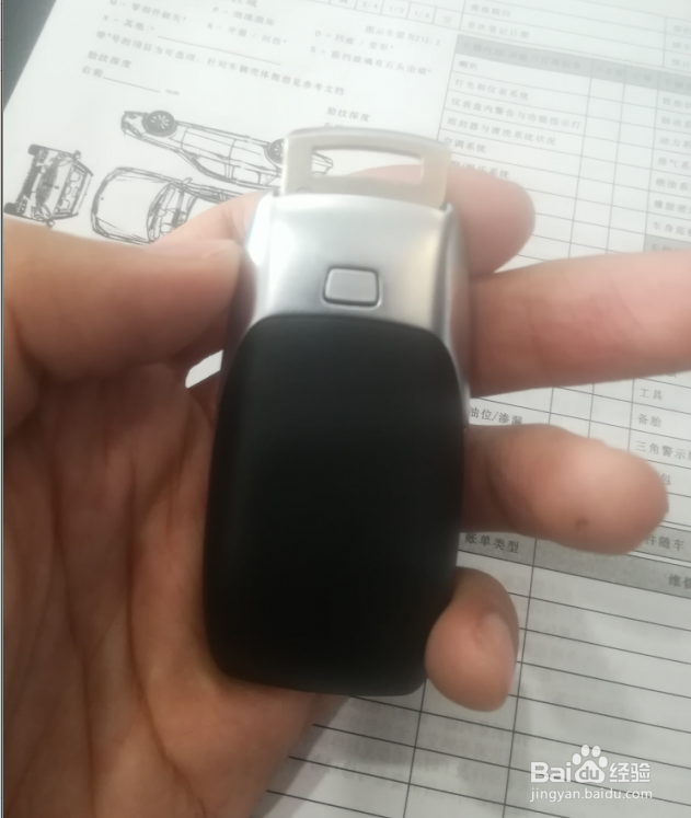 奔驰汽车遥控器如何更换电池？