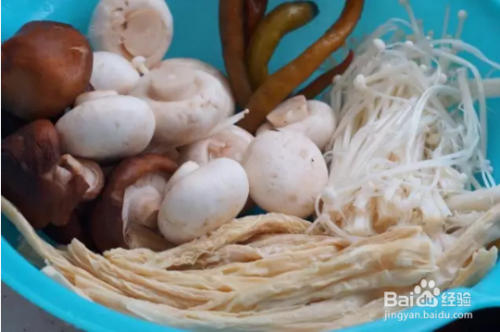 酸辣腐竹菌菇煲，酸辣可口又开胃，还是减肥佳肴