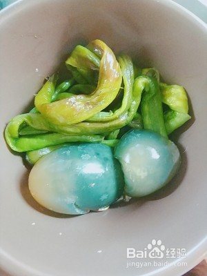 健康养生佳品皮蛋擂辣椒茄子的做法