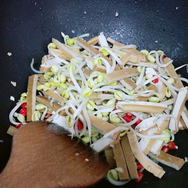色泽鲜艳韭香豆芽炒香干