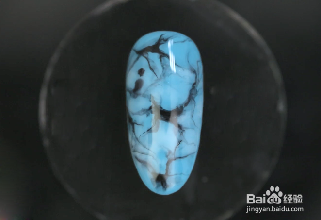 怎样做古香古色的蓝色晕染石纹美甲？