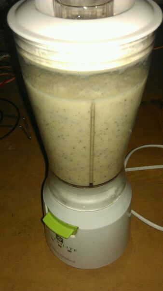 请问火龙果能和什么一起榨汁喝