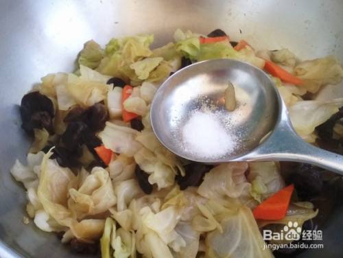 木耳烧白菜怎么做简单又好吃？