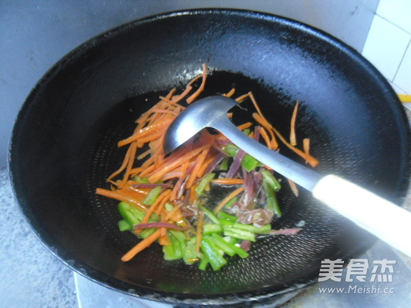 彩蔬炒面的做法