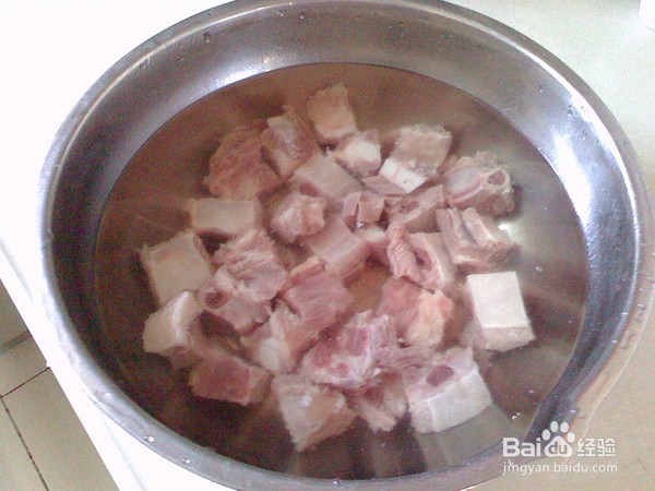 如何在家就能做一份香芋蒸排骨呢?