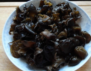 木耳炒蒜苗的做法