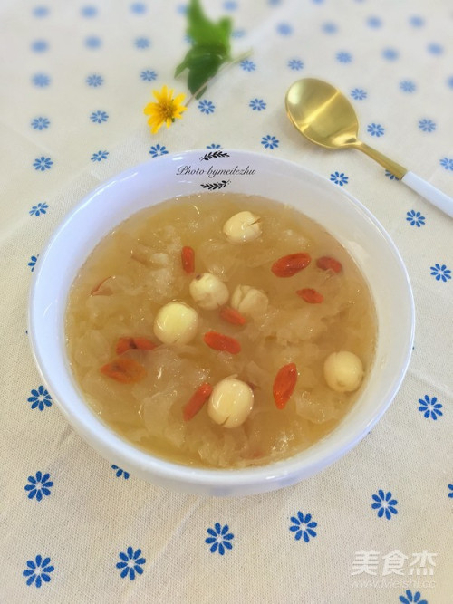 银耳莲子汤(银耳莲子汤的功效和作用)