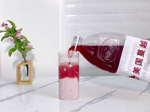 渐变蔓越莓奶昔