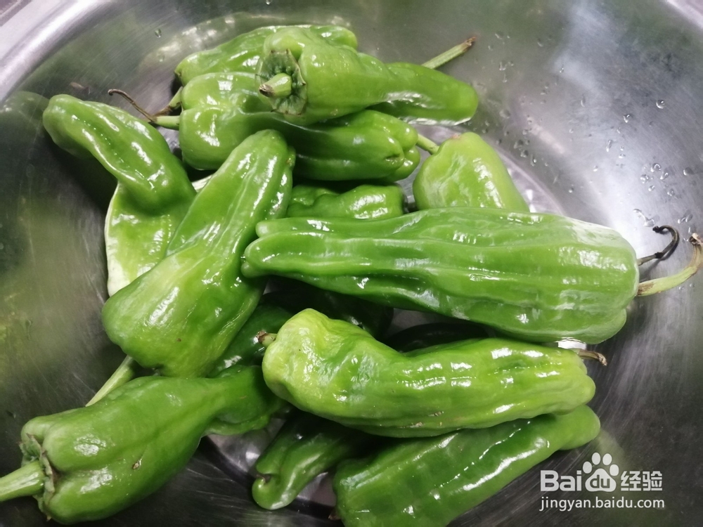 如何做美味的青椒毛豆米