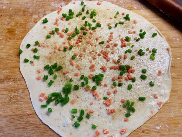 葱油饼鸡蛋卷一切