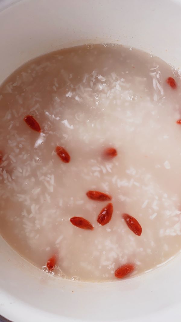 红枣枸杞米酒蛋花汤