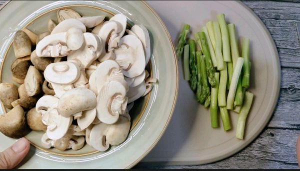 芦笋草菇滑鸡粒