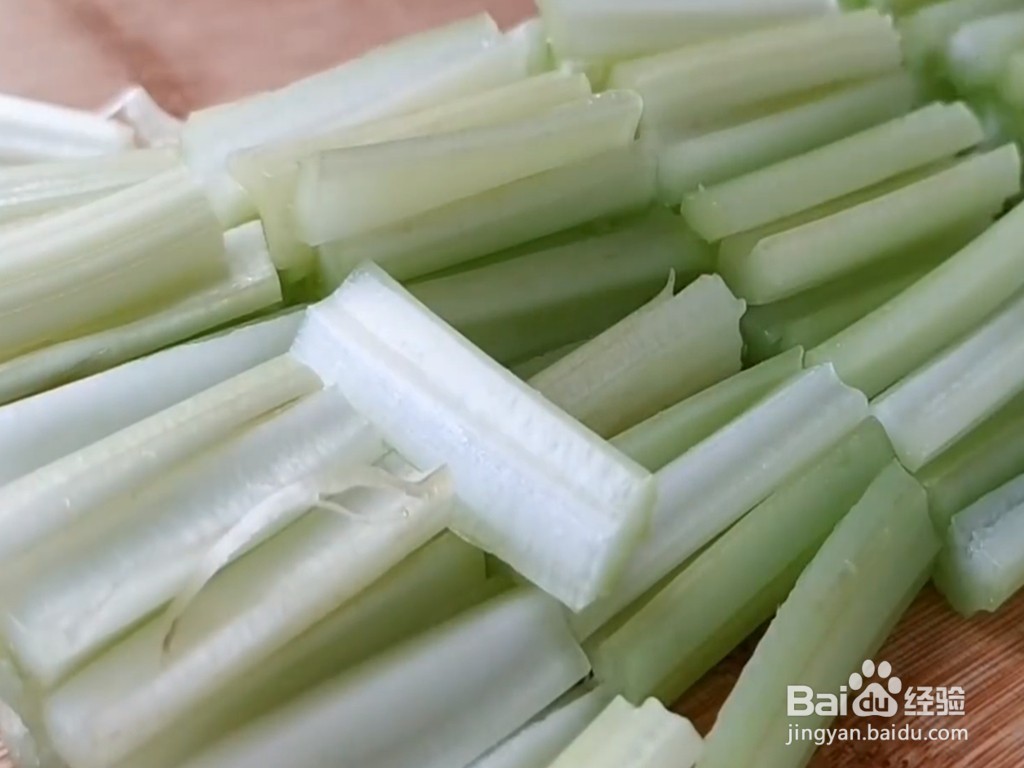 白萝卜和芹菜的碰撞