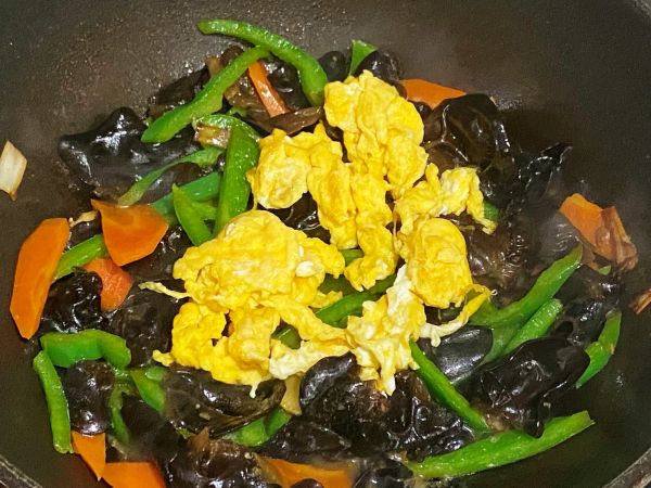 青椒木耳炒鸡蛋