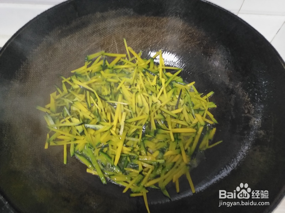 小南瓜丝炒青椒的家常做法