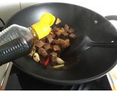 红焖土豆牛肉的家庭做法