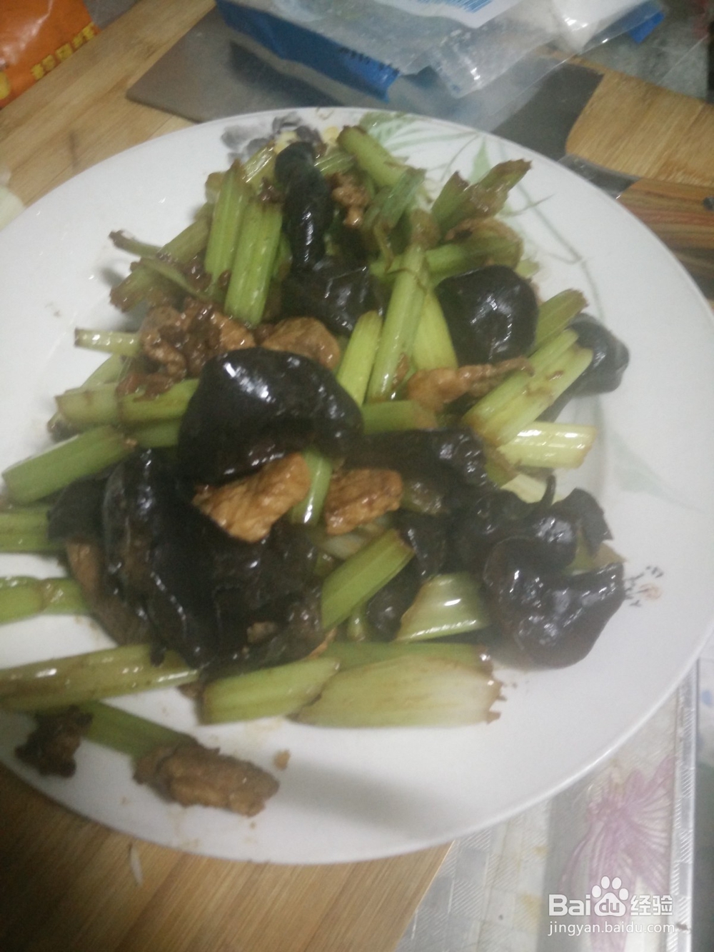 超级好吃的芹菜炒肉 家常炒菜