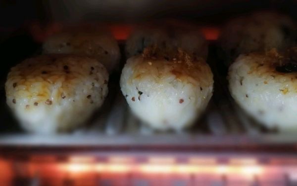 和宝贝一起做肉松海苔饭团