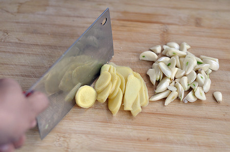 夏季祛暑必备良品，辣酱凉拌黄瓜帮你降温