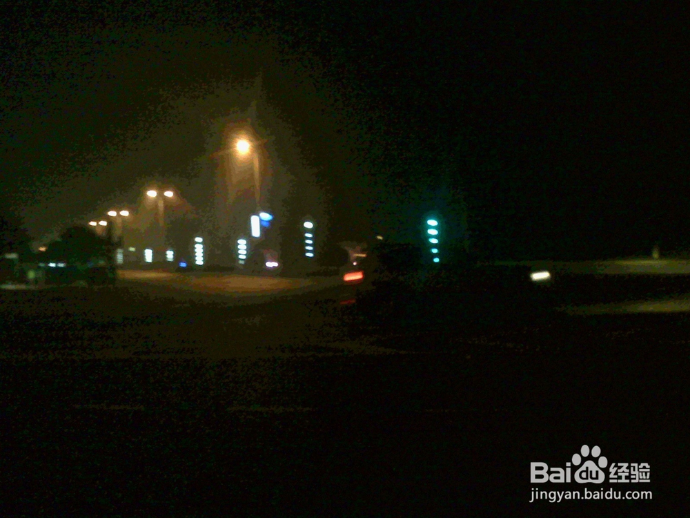 老年人在有雾气的夜间怎样捕捉车辆行驶的画面