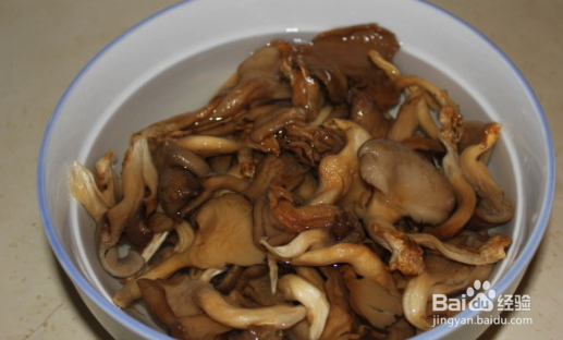 蘑菇炖兔腿做法