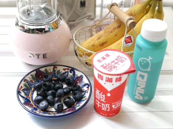 蓝莓香蕉椰香奶昔