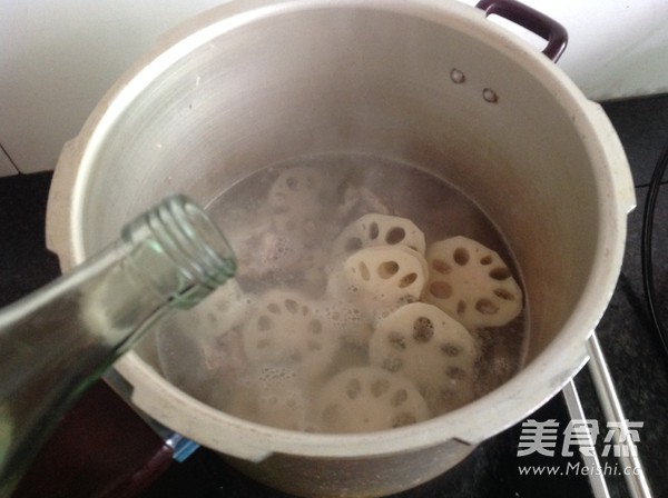 莲藕排骨汤的做法